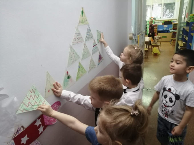 Ах, такую елочку вижу в первый раз! Ах, такую елочку вижу в первый раз!.